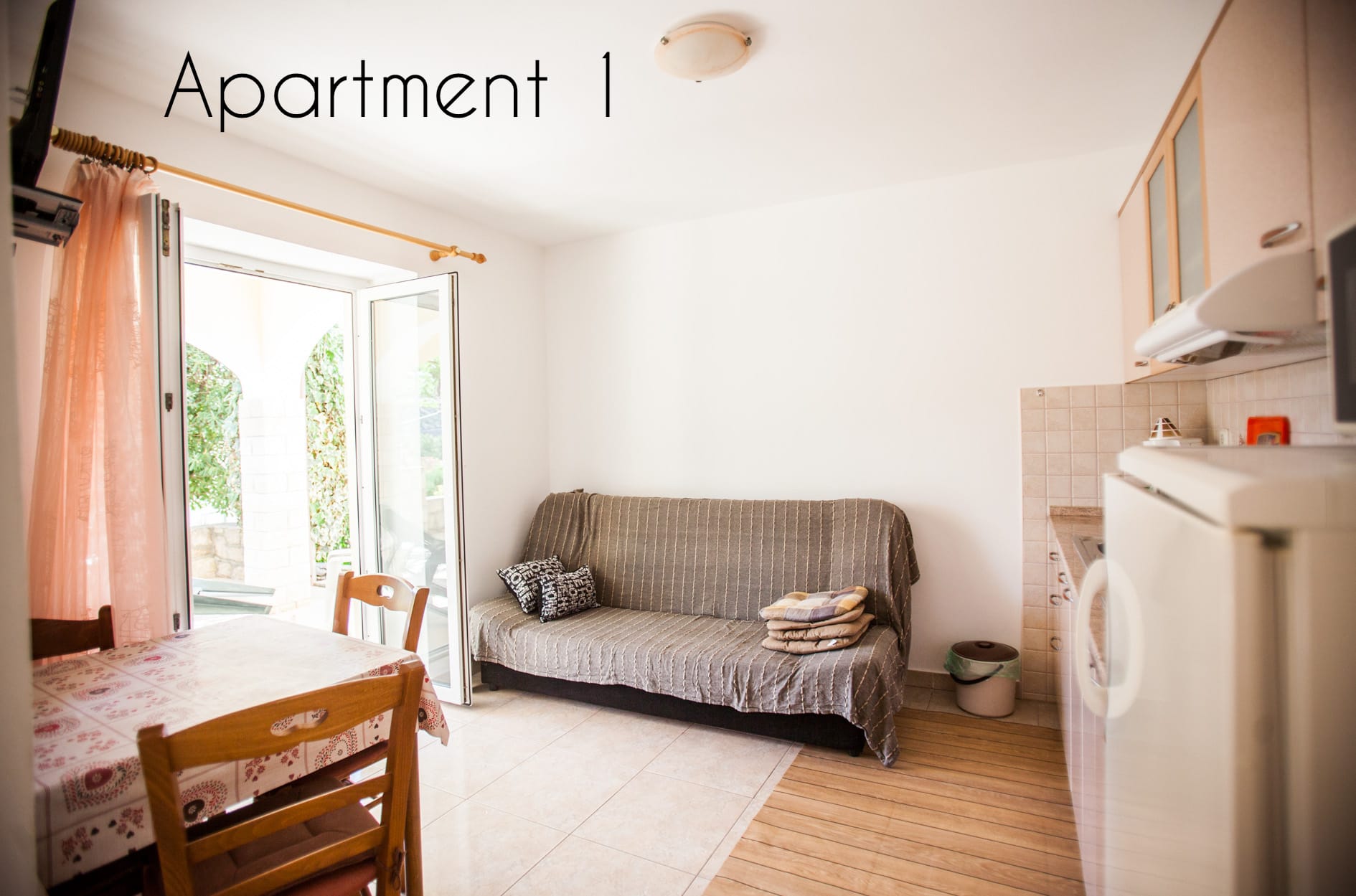 Apartment 1 – Wohnbereich mit Küche in Lopar