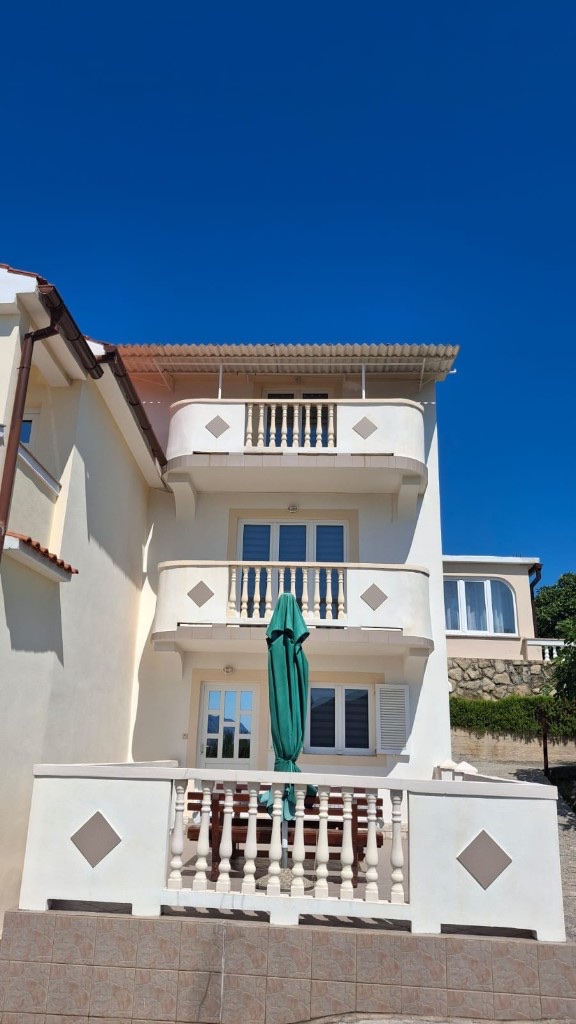 Apartment 5 – Außenansicht mit Balkonen und Terrasse