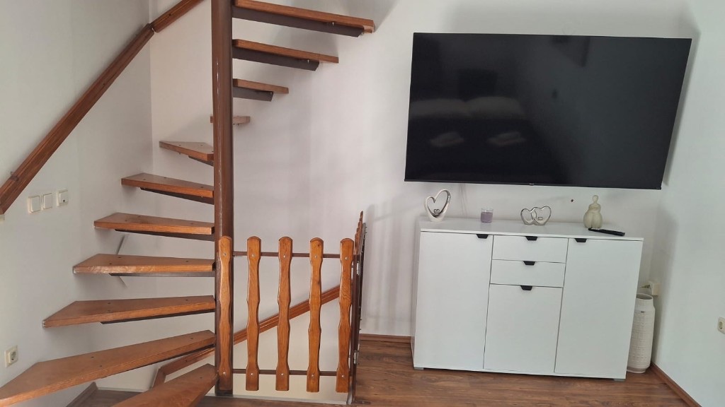 Apartment 5 – Wohnbereich mit TV