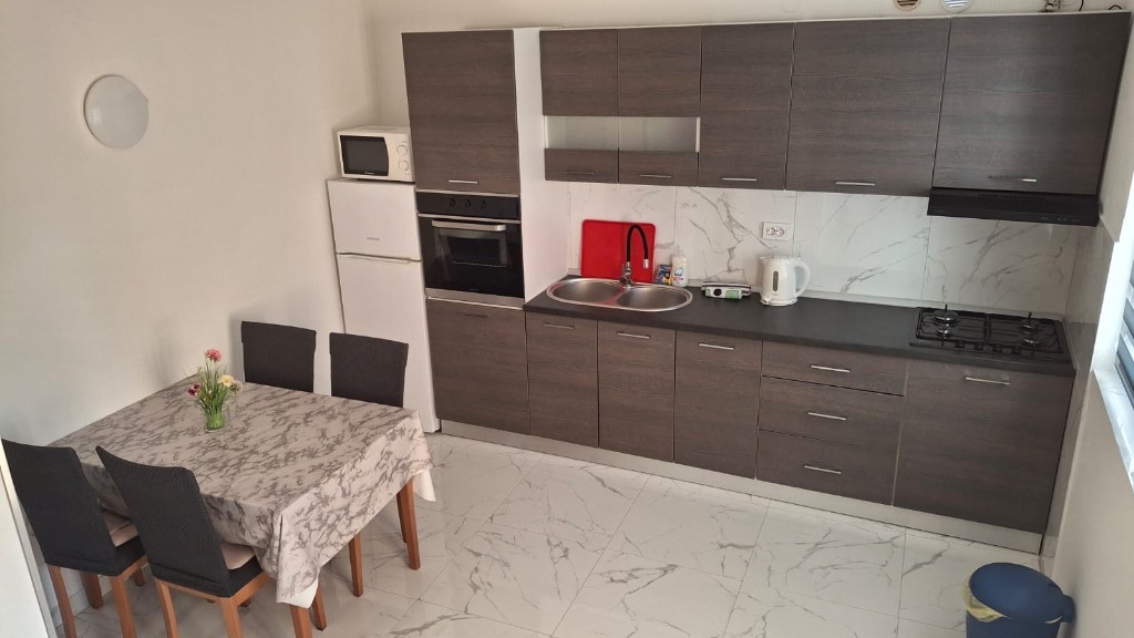 Apartment 5 – Küche und Essbereich