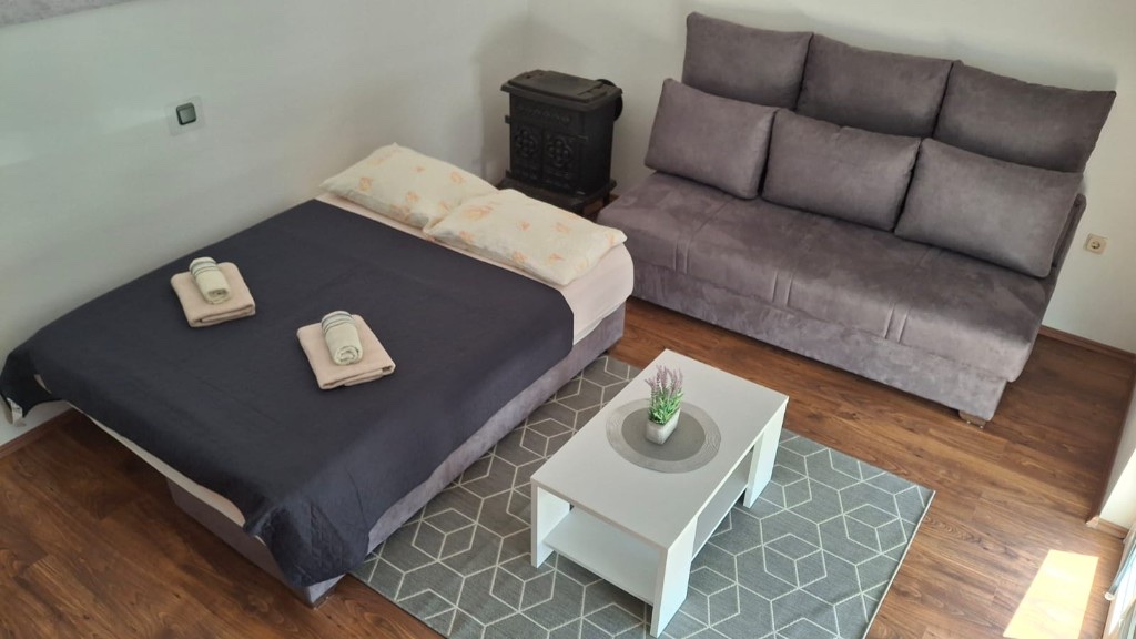 Apartment 5 – Wohnbereich mit Sofa