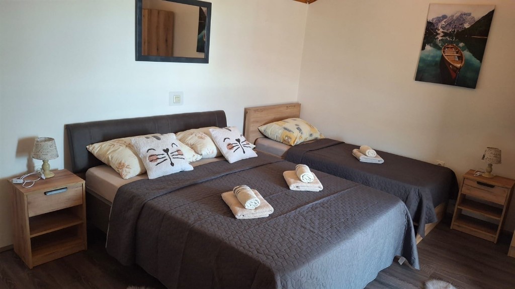 Apartment 5 – Schlafzimmer mit Spiegel