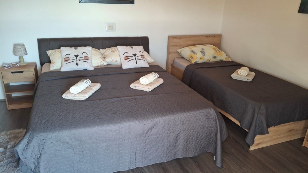 Apartment 5 – Schlafzimmer mit Doppel- und Einzelbett