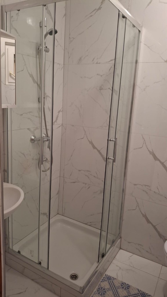 Apartment 5 – Badezimmer mit Dusche