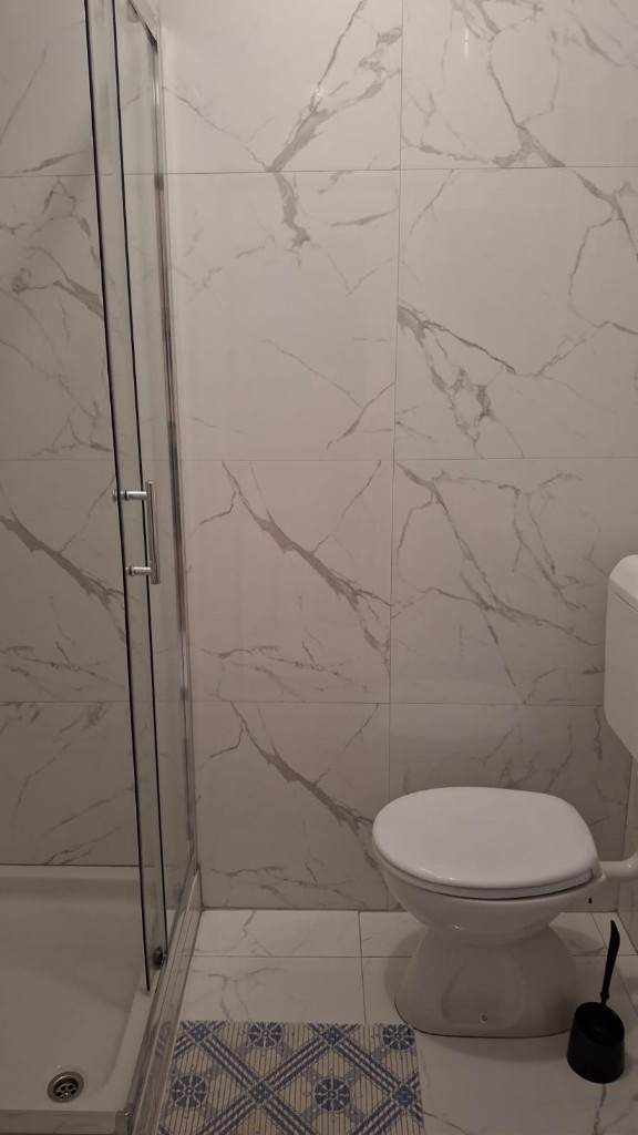 Apartment 5 – Badezimmer mit WC