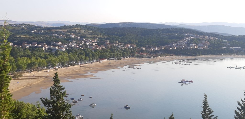 Bucht von Lopar – Panorama mit Strand und türkisfarbenem Meer