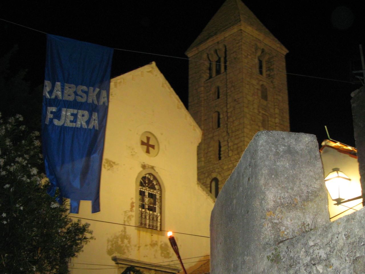 Kirche und Glockenturm in der Altstadt Rab während der Rabska fjera
