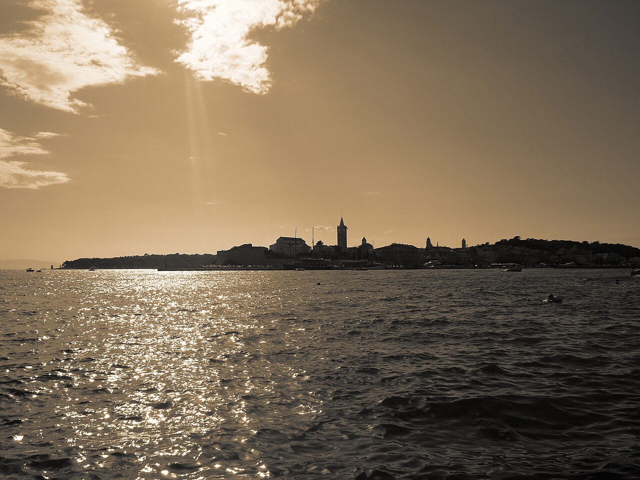 Skyline der Altstadt Rab mit vier Glockentürmen über der Adria